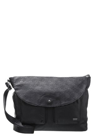 Czarna skórzana torba na ramię z wytłoczonym geometrycznym wzorem na klapie, zapięciem na przycisk z przodu, dwoma przednimi kieszeniami oraz regulowanym paskiem.