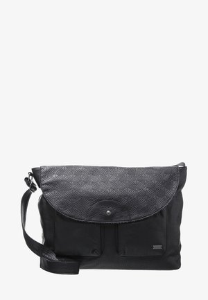 Sac à bandoulière en cuir noir avec rabat en relief à motif géométrique, bouton-pression à l'avant, deux poches avant et bandoulière réglable.