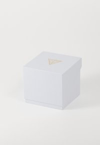 Hvid tekstureret gaveæske med et triangulært gyldent logo på toppen, med hængslet låg og kvadratisk form. Simple og minimalistisk design.