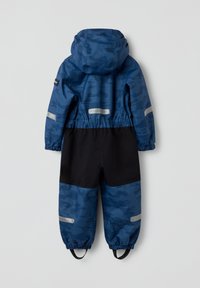 Blå vandtæt overalls med et mønster af bølgede linjer, sort bundsektion, reflekterende accenter, elastiske manchetter og en justerbar hætte.