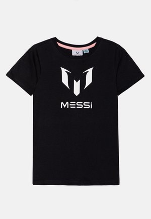 Czarna koszulka z krótkim rękawem z białym stylizowanym logo "M" oraz napisem "MESSi" na środku przodu, okrągły dekolt z różowym wewnętrznym obszyciem.