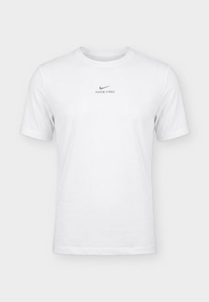 Λευκό αθλητικό κοντομάνικο μπλουζάκι Nike Pro με μικρό γκρι λογότυπο Nike και το κείμενο "NIKE PRO" στο κέντρο του στήθους.