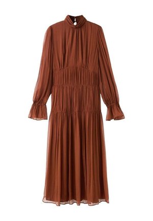 Longue robe marron rouille avec col montant, détails froncés sur le tissu, manches longues avec poignets à volants et jupe fluide.