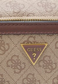 Guess VEZZOLA SMART BEAUTY CASE UNISEX - Toalettmappe - beige/brown