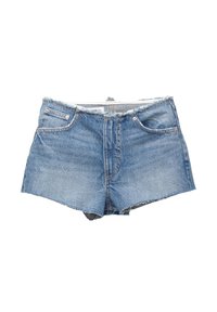 Blå denimshorts med fransade kanter, framfickor och synlig söm på vit bakgrund.