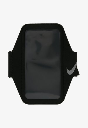 Brățară din neopren negru, cu fereastră pentru touchscreen transparentă, curea sigură și accent cu logo-ul Nike argintiu pe față. Construită pentru utilizare sportivă.