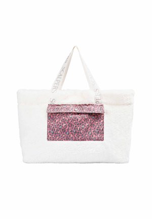 Bolso tote de peluche blanco con un bolsillo de estampado de leopardo rosa y acabado texturizado. Duales asas blancas con una correa impresa que dice "SCALPERS".
