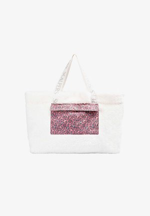 Bolso tote de peluche blanco con un bolsillo de estampado de leopardo rosa y acabado texturizado. Duales asas blancas con una correa impresa que dice "SCALPERS".