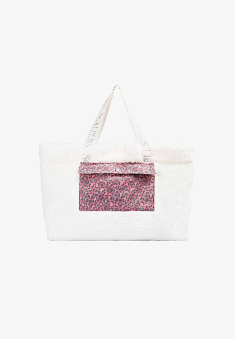 Weiße plüschige Tragetasche mit einer pinken Leopardenmuster-Tasche und strukturiertem Finish. Doppelter weißer Griff mit bedrucktem "SCALPERS"-Gurt.