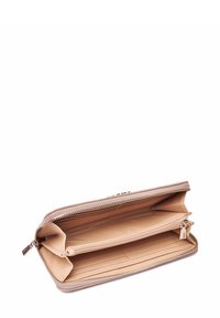 Portefeuille en cuir beige avec fermeture éclair, comportant plusieurs emplacements pour cartes et une poche zippée interne, design minimaliste et texture lisse.