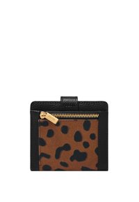 Portefeuille en cuir avec un motif léopard à l'avant en marron et noir, doté d'une fermeture éclair dorée et d'un dos en cuir noir texturé.