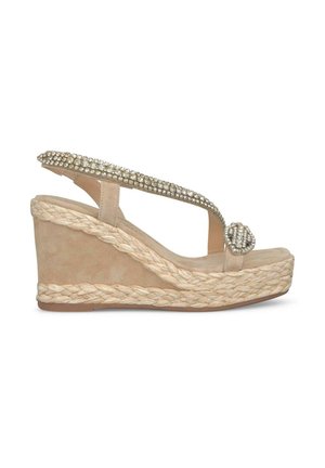Sandalo con zeppa beige, suola in corda intrecciata, materiale scamosciato, cinturino superiore decorato e un accento di gioiello decorativo.