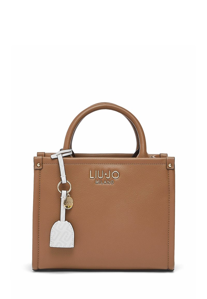 Sac à main en cuir marron avec un design structuré, deux poignées supérieures, un logo doré et un accent tag blanc attaché avec un anneau en métal.