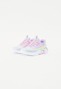 Zapatillas coloridas con un upper plateado y brillante, acentos en rosa y púrpura, patrones de estrellas y un diseño de unicornio en el talón.