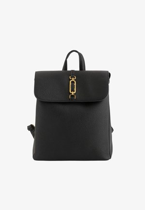 Mochila negra de cuero con una superficie texturizada, tapa plegable, cierre de hardware dorado y correas ajustables. Diseño compacto y estructurado.
