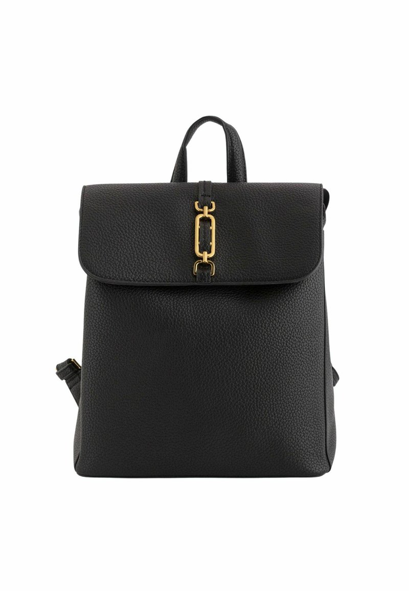 Mochila negra de cuero con una superficie texturizada, tapa plegable, cierre de hardware dorado y correas ajustables. Diseño compacto y estructurado.