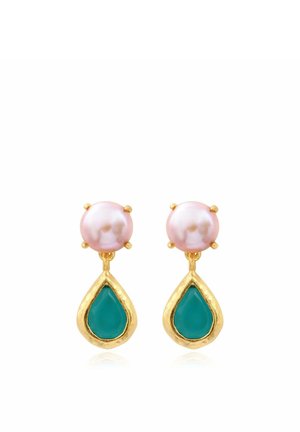 Boucles d’oreilles goutte en or avec des perles rondes roses en haut et des pierres en forme de goutte bleu sarcelle encadrées en or suspendues en dessous.