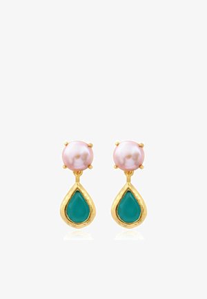 Boucles d’oreilles goutte en or avec des perles rondes roses en haut et des pierres en forme de goutte bleu sarcelle encadrées en or suspendues en dessous.