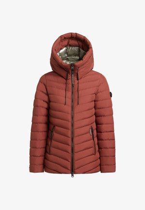 Rode donsjas van doorgestikt materiaal, voorzien van een grote capuchon, een ritssluiting aan de voorkant en twee zijzakken met ritssluiting. Binnenzijde gevoerd met zilverkleurige stof.