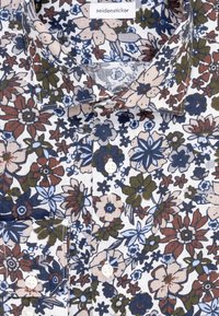 Camicia a stampa floreale con un mix di fiori blu, verdi e marroni su sfondo bianco, con colletto classico e bottoni bianchi.