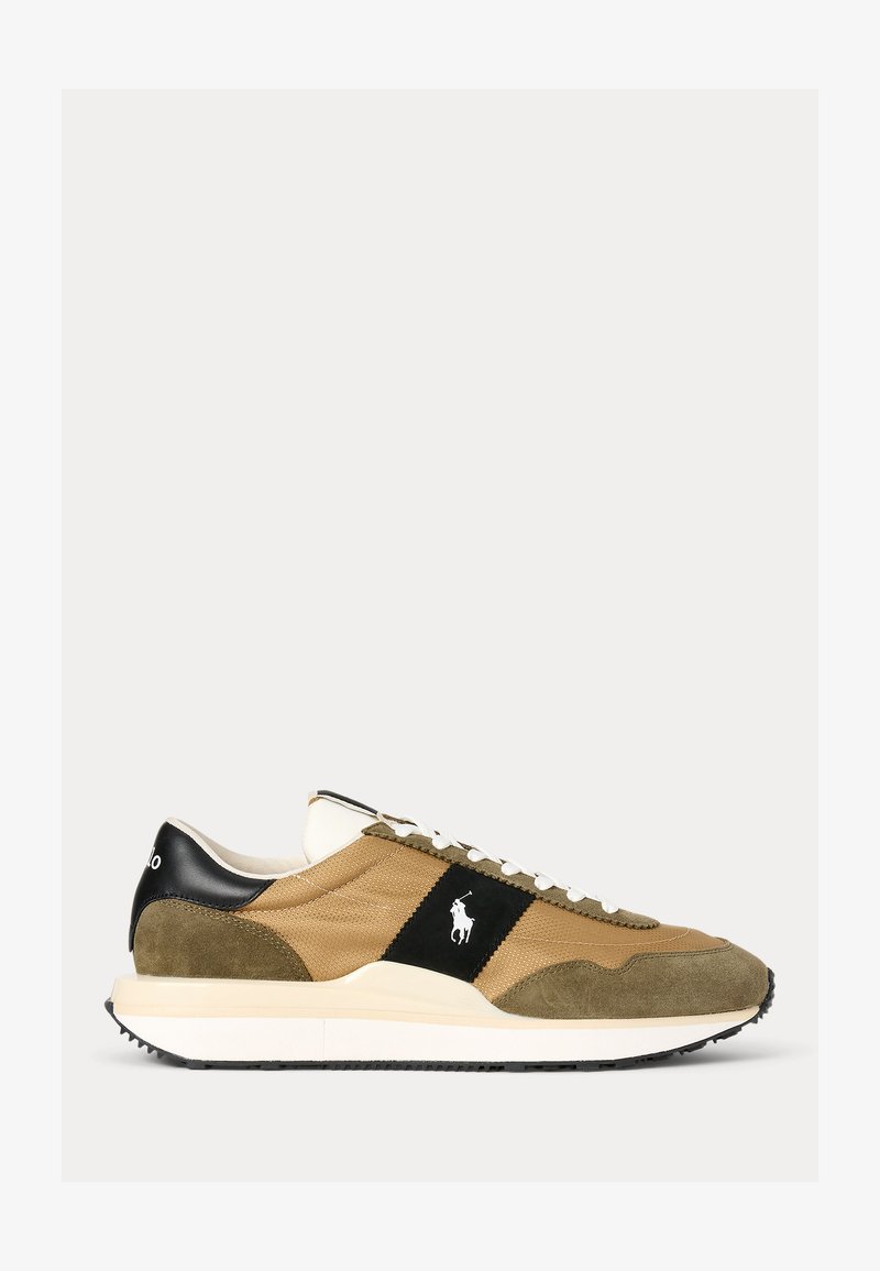 Kaki ir juodi sportbačiai, pagaminti iš zomšos ir tinklelio medžiagų, su baltais raišteliais, guminiais padu ir logotipu šone. Žemas profilis.