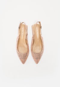 Zapatos slingback en oro rosa con punta afilada, adornados con detalles de cuentas. Interior suave, correa con detalle de hebilla, tacón plano.