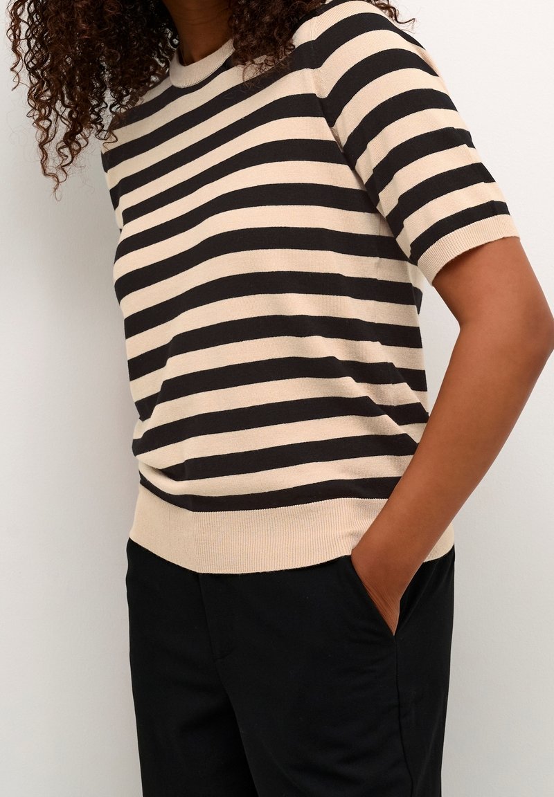 Stripet kortærmet sweater i beige og sort, med rund halsudskæring og ribbet kant. Lavet af blødt strikmateriale med en afslappet pasform.