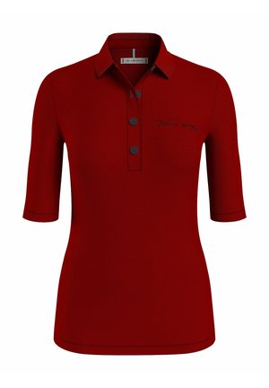Czerwona koszulka polo z krótkim rękawem, trzema guzikami i wyszywanym logo "Tommy Hilfiger" na lewej piersi.