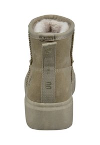 Beige Wildleder-Ankle-Boot mit weichem Futter aus Plüsch, dicker Sohle und Stoff-Zuglasche, die entlang der Rückseite verläuft.