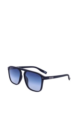 Occhiali da sole con montatura nera, lenti rettangolari sfumate blu e sottili aste, esposti su sfondo bianco.