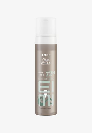 Wella Professionals Soft Twirl Nutriful Anti-Frizz Schaum in einer beigen Pumpflasche. Produktdetails in weißen und türkisfarbenen Schrift auf dem Etikett.