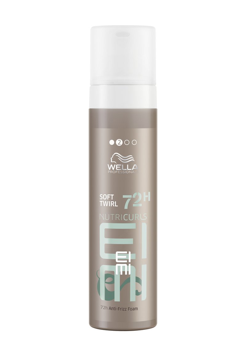 Wella Professionals Soft Twirl Nutriful Anti-Frizz Foam in een beige pompflacon. Productdetails in witte en teal tekst op het etiket.