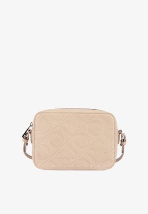 Rektangulær beige læder crossbody taske med præget logomønster og justerbar strop med metalspænder på siderne.
