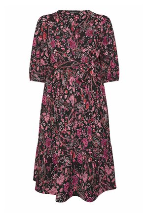 Robe noire à motifs floraux roses, manches trois-quarts, décolleté en V, et ceinture nouée, avec une jupe fluide en tissu subtilement texturé.
