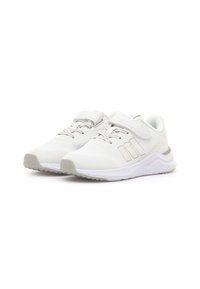 Baskets blanches avec une tige synthétique lisse, dotées d'un col rembourré, d'un système de laçage et d'une semelle texturée pour l'adhérence.