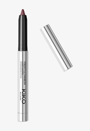 KIKO Milano Freestyle Rainbow matita ombretto in un tubo metallico argento, con un applicatore a rotazione nero e una punta appuntita bordeaux.