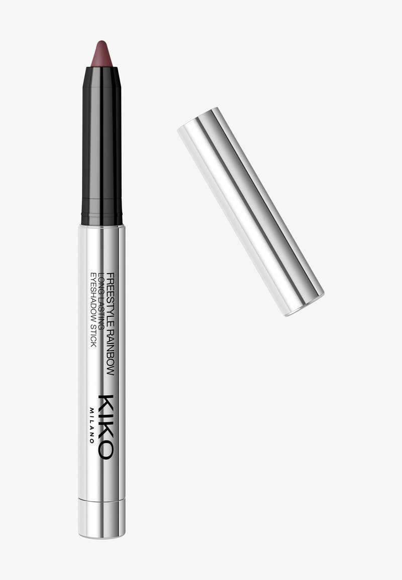 KIKO Milano Freestyle Rainbow øyenskyggepinne i et sølvmetallisk rør, med en svart skrueopp-applikator og en spiss burgunder-tupp.