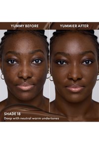 Deux images côte à côte montrant la peau avant et après l'application du fond de teint. Teint de peau profond avec des sous-tons neutres et chauds. Couleur des lèvres subtile.