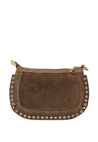 Pochette en suédine marron avec des clous dorés le long des bords, dotée d'une fermeture éclair et d'une surface lisse. Design compact et arrondi.