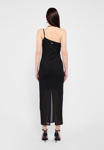 Robe maxi noire transparente avec une seule bretelle, fente à l'arrière et accents en métal argenté minimalistes. Texture lisse.