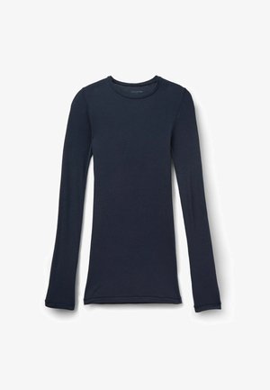 Donkerblauw, aansluitend shirt met lange mouwen en geribbelde stof, ronde halslijn, plat neergelegd op een witte achtergrond.