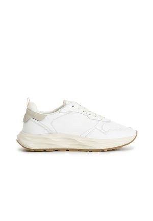 Hvide sneakers med en struktureret læderoverdel, beige detaljer og en polstret sål med bølge mønster. Snørebåndsdesign og et trækstrop bagpå.