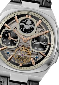 Automatisch horloge met zwarte leren band, zilveren roestvrijstalen kast, zwart en zilveren wijzerplaat, ingewikkelde tandwielmechanismen en roségouden accenten.