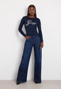 Guess FRONTLOGO STRASS - Trui - blau