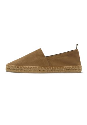 Espadrilla in camoscio marrone con suola intrecciata in iuta e anello per tirare sul tallone, mostrata di profilo su sfondo bianco.