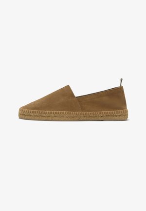 Espadrille en daim marron avec semelle en jute tressée et languette à l'arrière, présenté en profil latéral sur fond blanc.