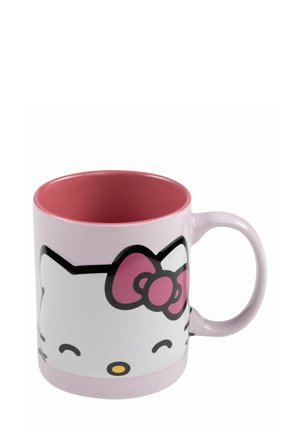Rosa Keramiktasse mit Hello Kitty-Gesicht, einschließlich geschlossener Augen, gelber Nase und rosa Schleife, mit rosa Innenseite und Griff.