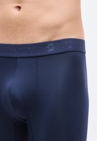 Σκούρα μπλε εσώρουχα απόδοσης με υφή υφάσματος, ελαστική μέση με το όνομα "PIER ONE" και εφαρμοστή σχεδίαση.