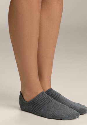 Calzini alla caviglia grigi in tessuto lavorato a maglia testurizzato con polsino a costine e punta liscia, progettati per essere bassi e discreti.