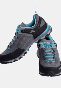 Graue Wanderschuhe mit schwarzen Akzenten, ausgestattet mit einem strukturierten Wildleder-Obermaterial, hellblauen Schnürsenkeln und einer gummierten Sohle mit Muster für besseren Halt.